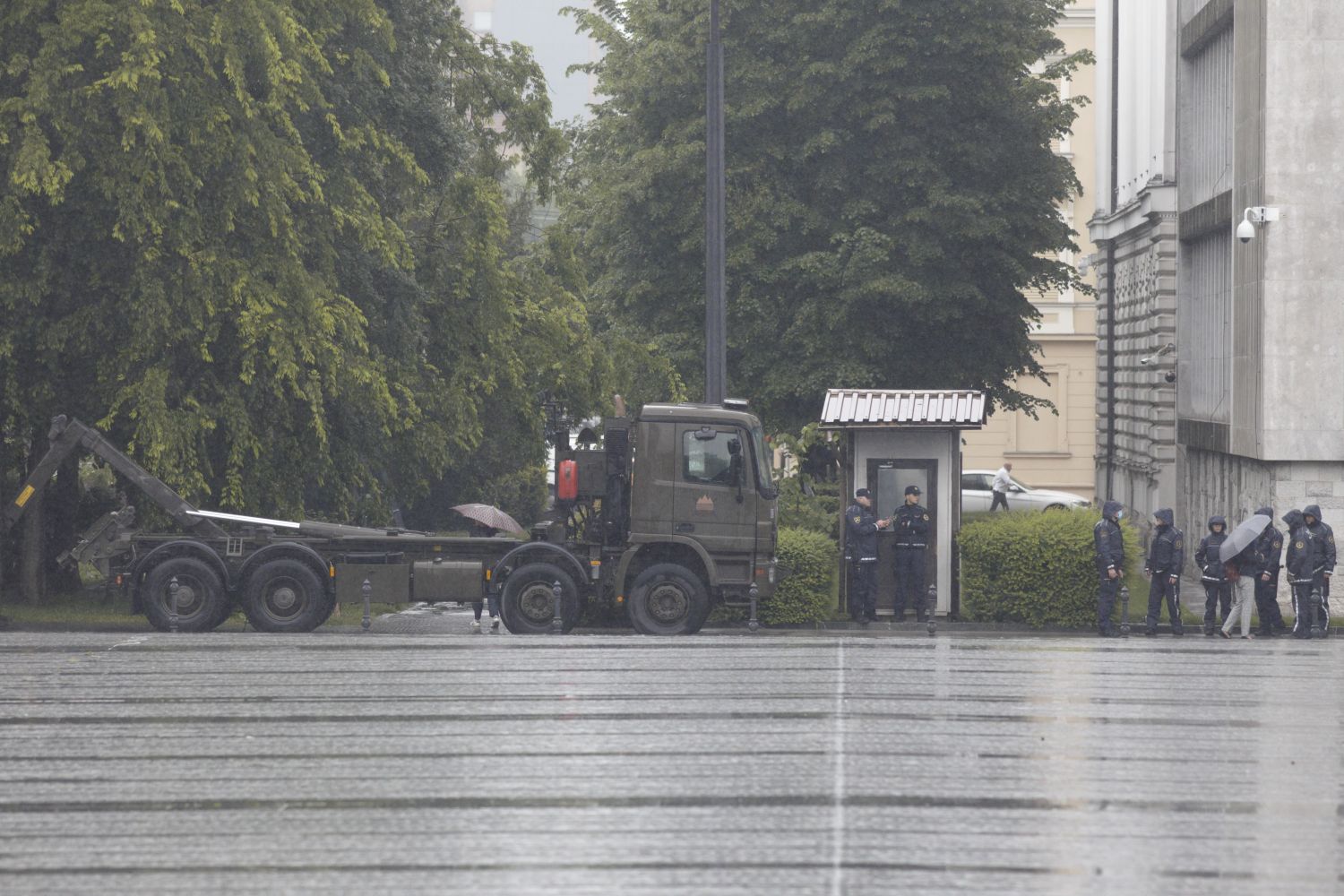 FOTOGALERIJA: Vojaški tovornjak pred parlamentom