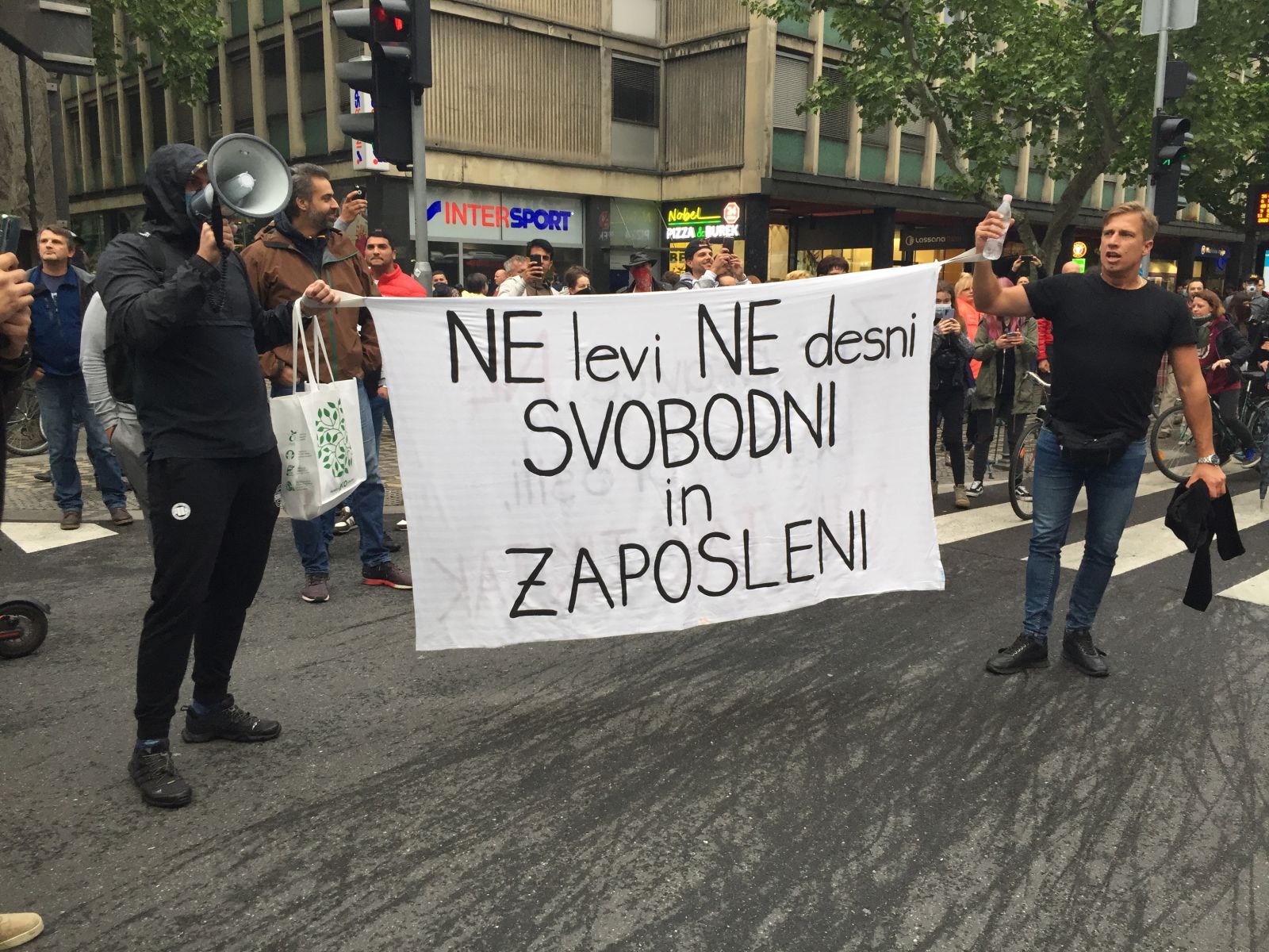 Transparent na današnjih protivladnih protestih