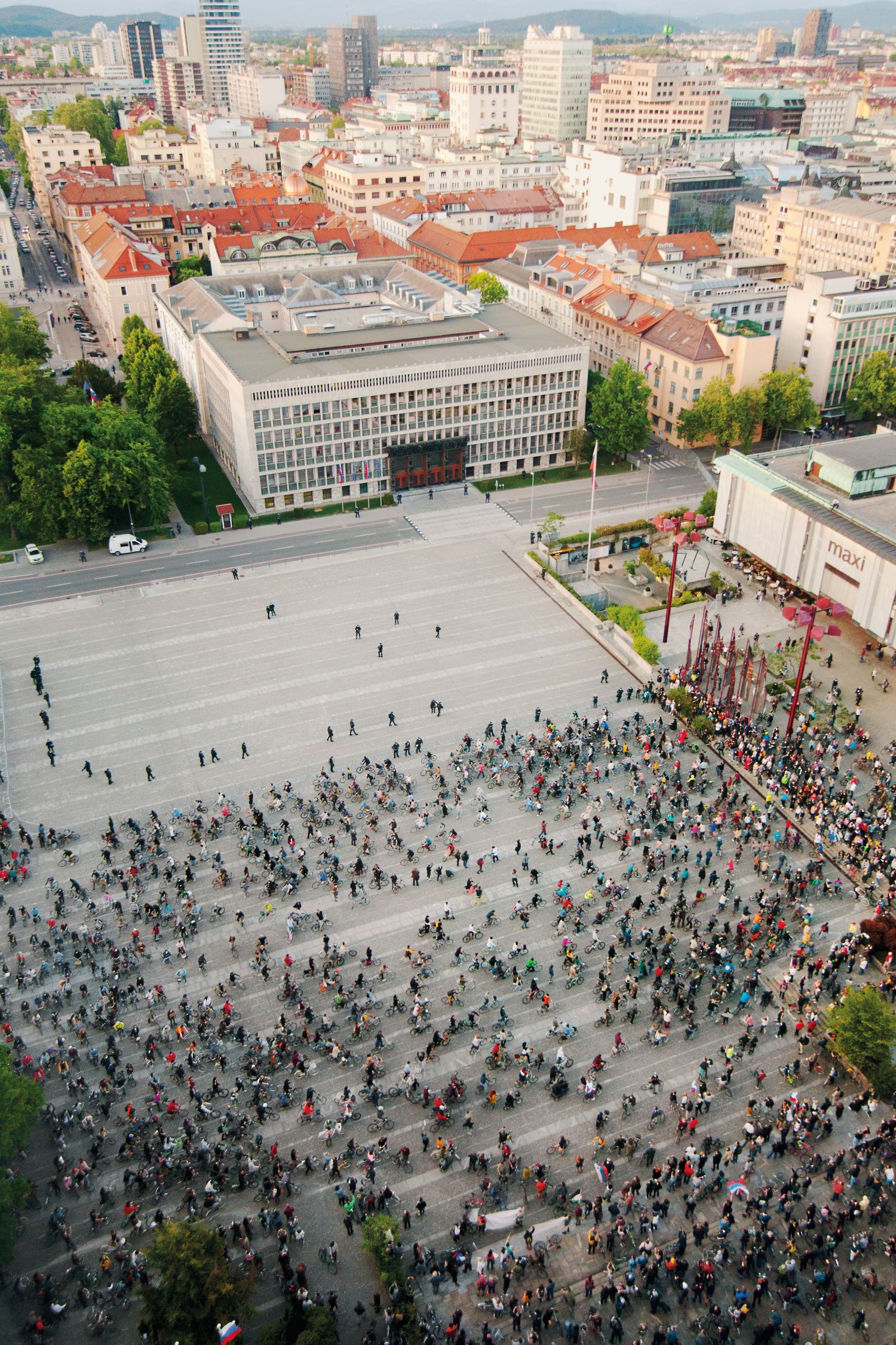 8. maja 2020, Trg republike. Protest na kolesih. Ker je bila stavba parlamenta ograjena, so protestniki krožili po sosednjih ulicah, pred stavbo se je zbral samo manjši del. Policija pravi, da jih je bilo skupno 5500, realno pa je številka za nekaj tisoč višja.