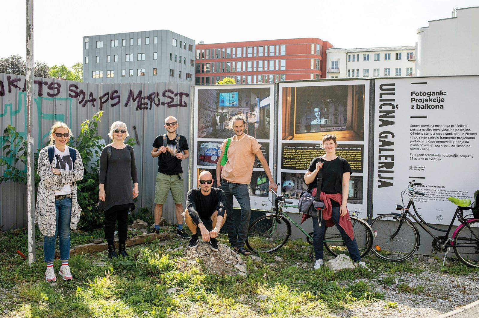 Ulična galerija v času epidemije: Fotogank: Projekcije z balkona, TAM-TAM LJ | Fotogank