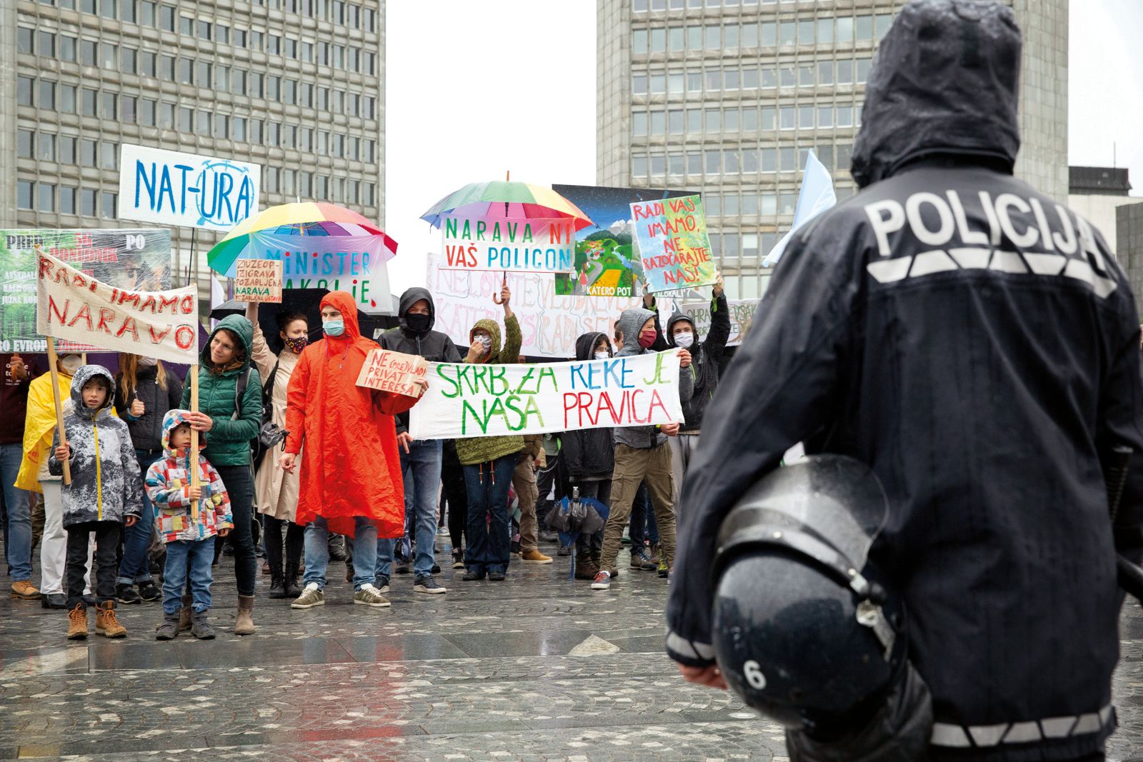 Maj 2020: zbrana množica pred parlamentom protestira proti spremembam zakonodaje, ki bodo praktično ukinile dostop javnosti pri odločanju o okolijskih zadevah