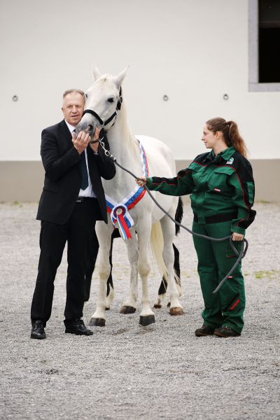 Zdravko Počivalšek s kobilo 345 Dubovina XXX, mamo žrebičke 908 Dubovina  XLII, ki je ravnokar prišla na svet v Kobilarni Lipica in katere boter je postal sam minister.