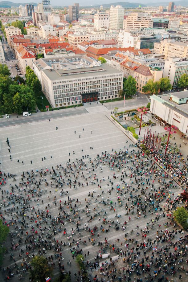 8. maja 2020, Trg republike. Protest na kolesih. Ker je bila stavba parlamenta ograjena, so protestniki krožili po sosednjih ulicah, pred stavbo se je zbral samo manjši del. Policija pravi, da jih je bilo skupno 5500, realno pa je številka za nekaj tisoč višja. 