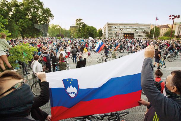 »Ne boste nam ukradli države!« - na protestih se zbira pisana množica ljudi, stari, mladi, družine, aktivisti, okoljevarstveniki, ljudje povsem različnih političnih in svetovnonazorskih prepričanj. Med njimi so bile tudi slovenske zastave