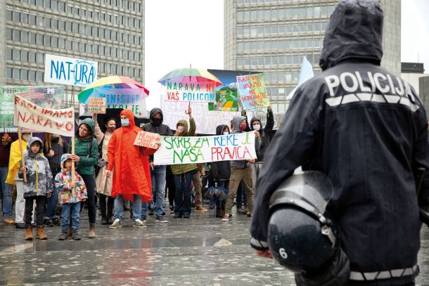 Maj 2020: zbrana množica pred parlamentom protestira proti spremembam zakonodaje, ki bodo praktično ukinile dostop javnosti pri odločanju o okolijskih zadevah 