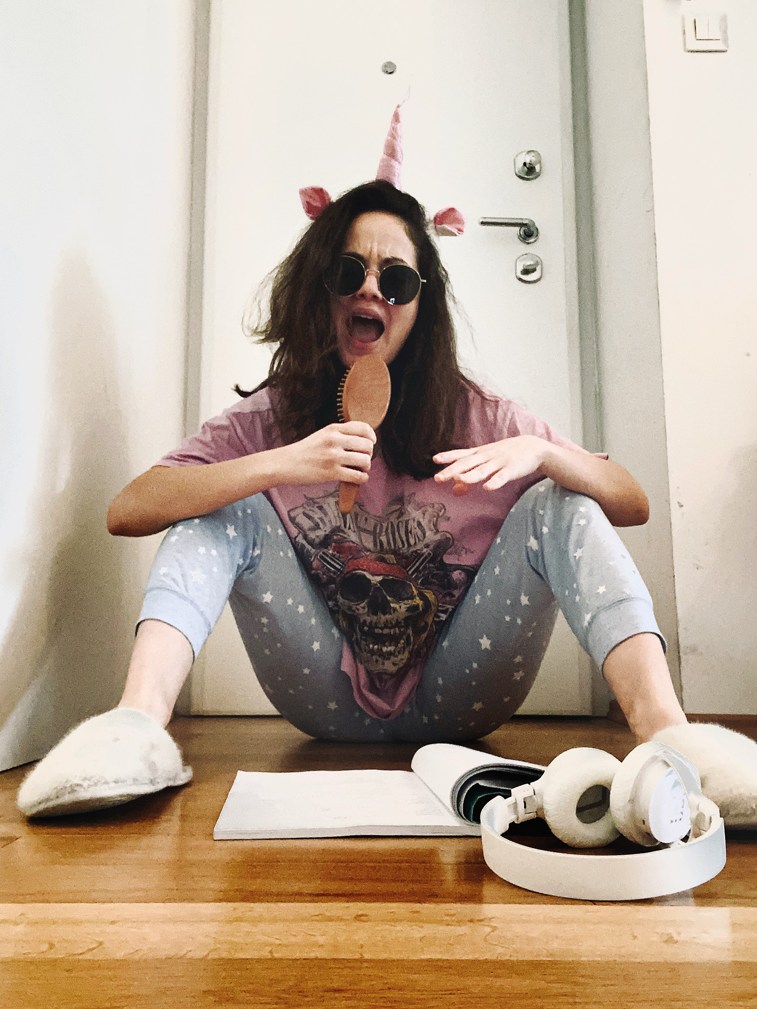 Igralka Lara Wolf med domačimi karantenskimi vajami za muzikal Turandot v MGL