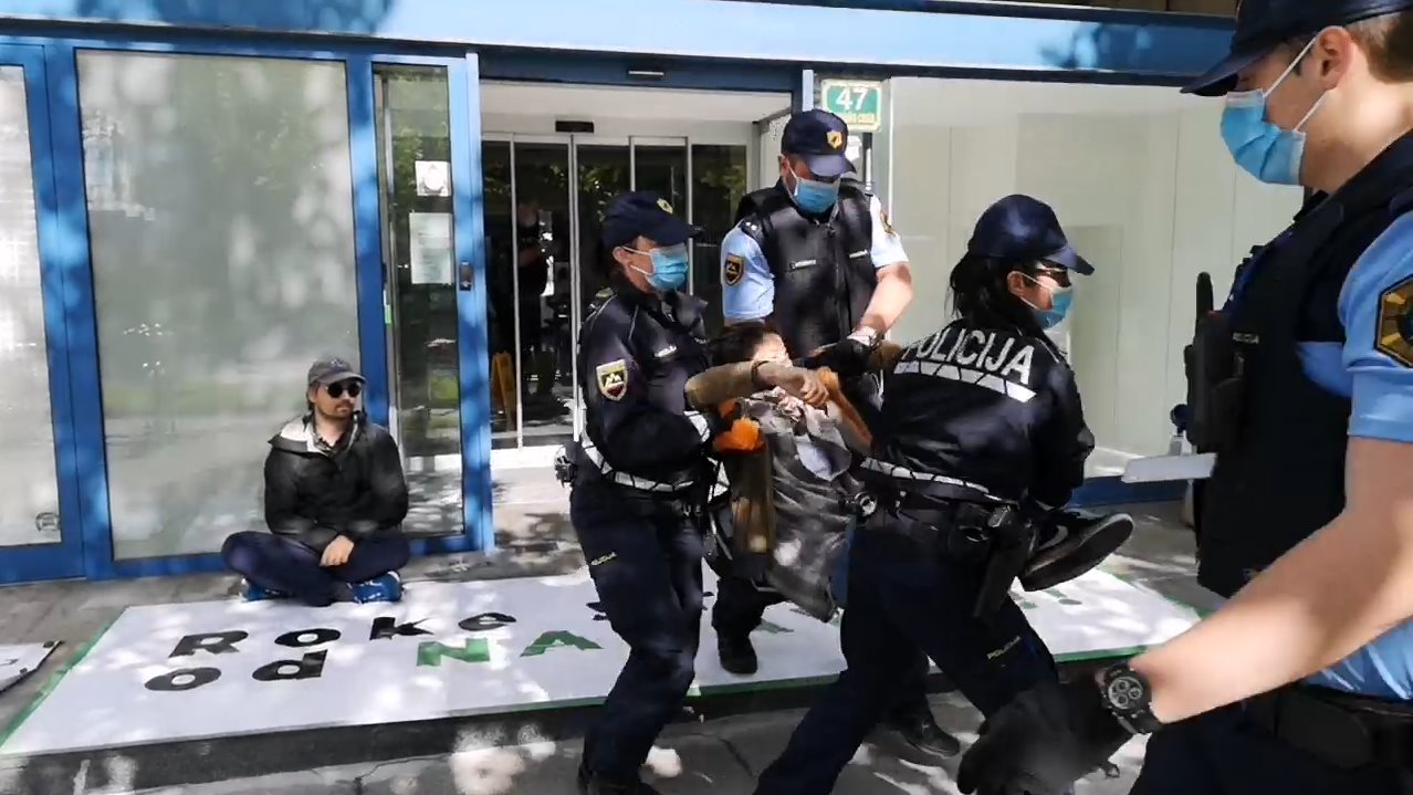 Policisti odpeljali protestnike