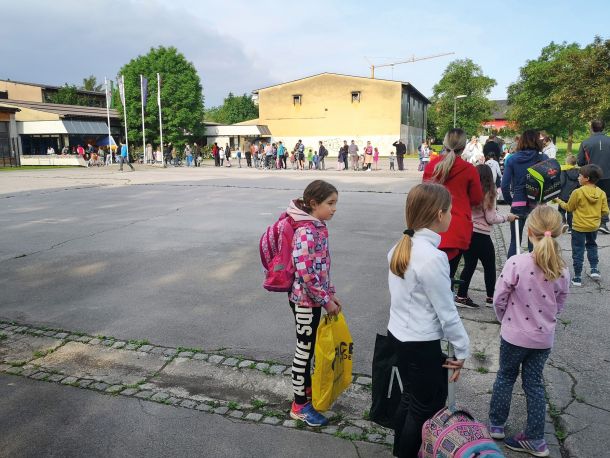 Vrsta za vstop v šolo na prvi dan pouka po karanteni v Ljubljani