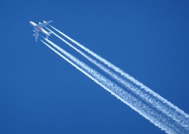 Tako imenovani chemtrails so ena od bolj razširjenih sodobnih teorij zarote