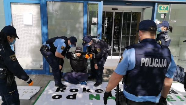 Policija odstranjuje protestnike