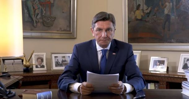 Pahorjev nagovor ob razglasitvi epidemije: v ozadju dve sliki Maksima Sedeja
