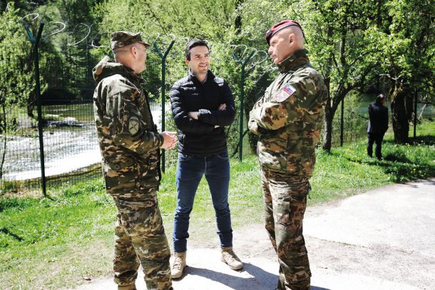 Obrambni minister Matej Tonin (in v ozadju notranji minister Aleš Hojs) ob obisku jugovzhodne meje, 15. april 2020