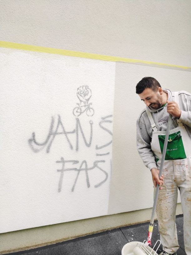 Brisanje grafita na Poljanskem nasipu v Ljubljani