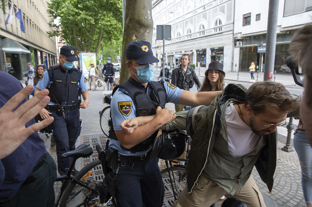 Pred protestom so policisti popisali protestnika Jašo Jenulla | Borut Krajnc
