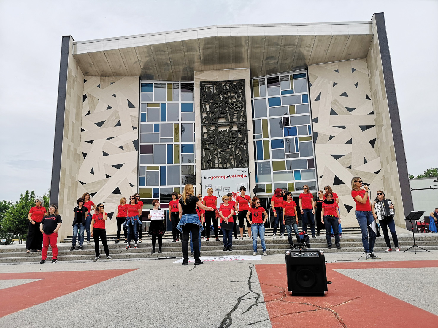 Spontani koncert kombinatk v podporo delavcem Gorenja; pred stavbo Doma kulture Velenje | Jure Trampuš