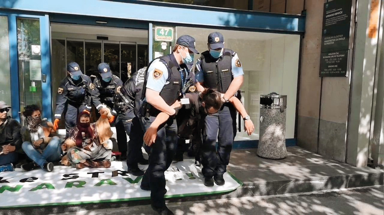 V torek je policija aretirala štiri mirne protestnike, ki so v protest proti spreminjanjem standardov varovanja narave molče sedeli pred okoljskim ministrstvom, in jim zaradi domnevnega oviranja vstopa v zgradbo dodelila globe, trem 583,83 evra in enemu 383,83 evra. 