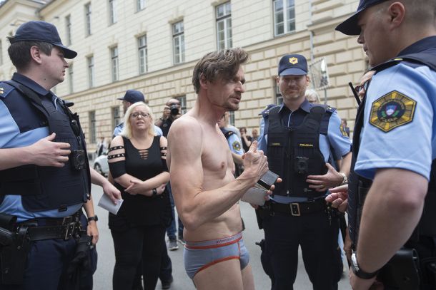 Policisti so popisali igralca Primoža Bezjaka, ki se je slekel do spodnjic, svojo obleko pa kot gledališki rekvizit protestno nalepil na vrata ministrstva za kulturo