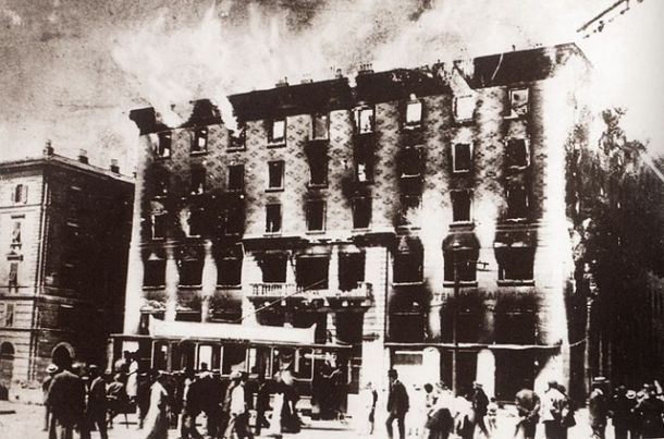 Požgani narodni dom v Trstu junija leta 1920
