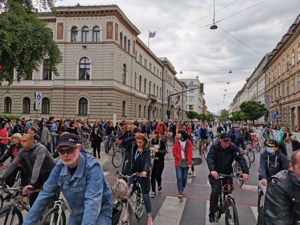 Kolesarke in kolesarji danes v Ljubljani