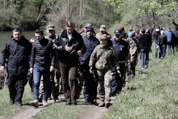 Sprehod ob Kolpi: Matej Tonin, Borut Pahor in preostala nezaščitena četica, ki pred nekaj tedni ni upoštevala varnostne razdalje v času ukrepov za zajezitev epidemije novega koronavirusa. 