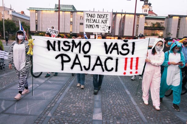 Del skupine protestnikov v plišastih kombinezonih, skupaj s protestnico Vito