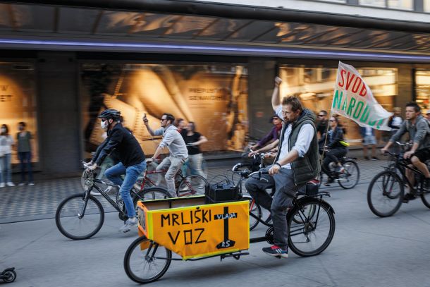 Gledališki režiser Jaša Jenull z mrliškim vozom, s katerega so se slišale protestniške pesmi.