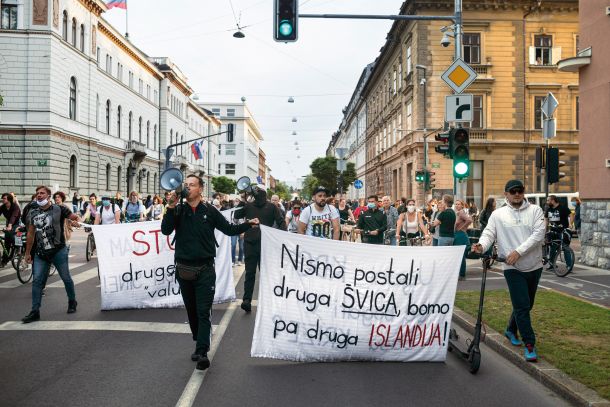 Raper Zlatko z zdaj že tradicionalnim transparentom in megafonom animira in spodbuja mimoidoče k udeležbi. 