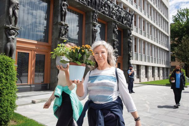 Sprehod z rožo okoli državnega zbora: proti razprodaji narave. 