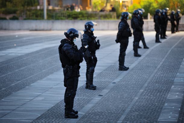 Ali ljudje res kolesarijo, da bi znervirali policijo, kot trdi notranji minister Aleš Hojs? Sproščeno vzdušje med policisti na kolesarskem protestu v petek, 22. maja, v Ljubljani