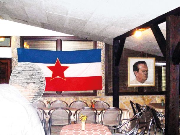 Lokal s Titovo sliko in ostalo rdečo ikonografijo in vabilo za žur v čast jugoslovanskega praznika