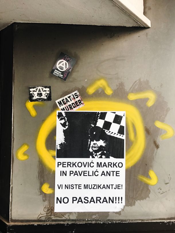Tudi v Mariboru nočejo Thompsona – plakat na mariborski Modni hiši na Partizanski ulici