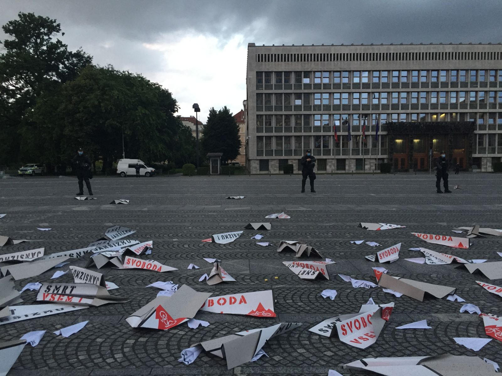 Papirnata letala na Trgu republike po protestu | Gašper Lešnik