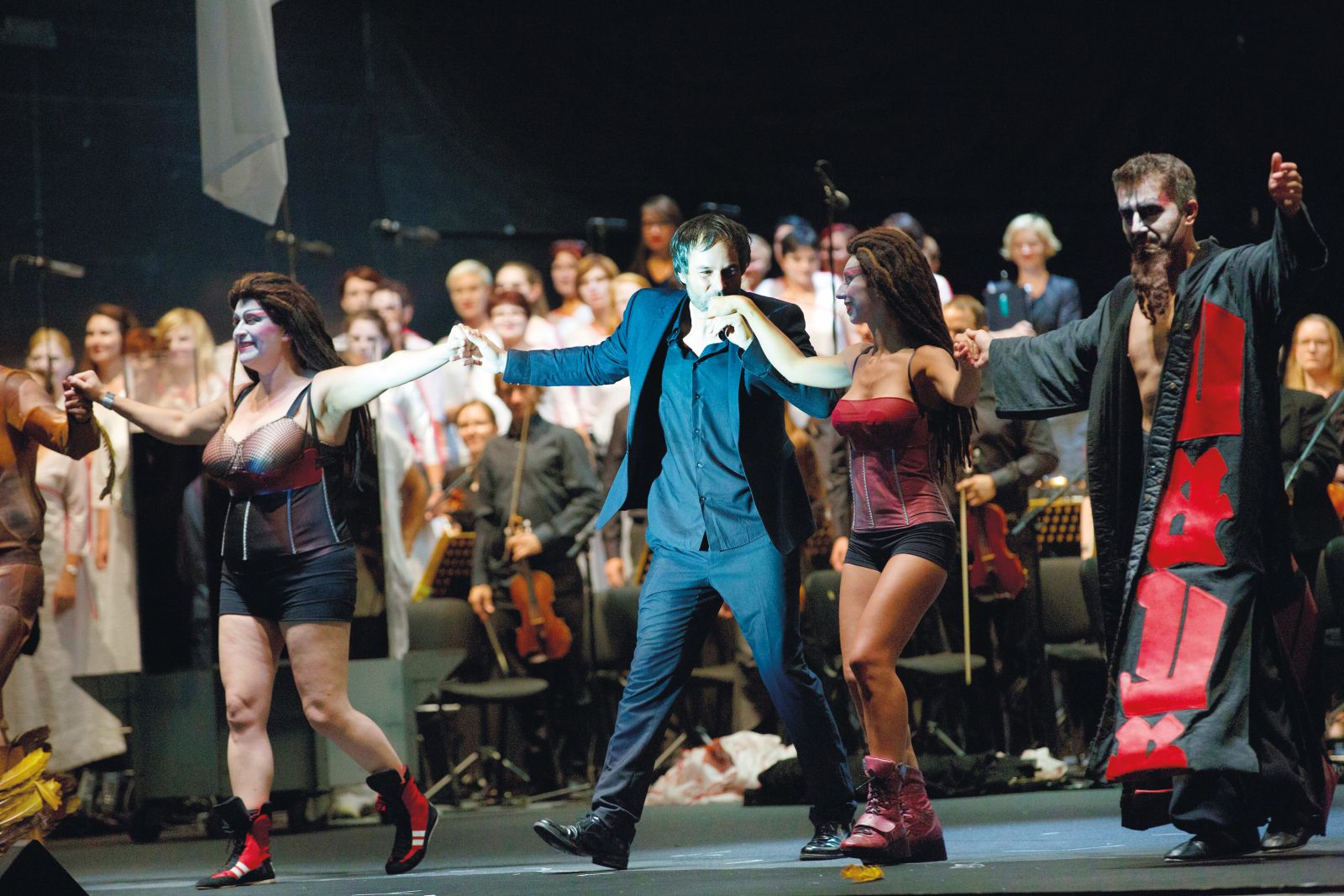 Otvoritev ljubljanskega poletnega festivala leta 2017, na katerem so nastopili slavni La Fura dels Baus, je na Kongresni trg pritegnila množico. Med njimi je bilo veliko turistov.