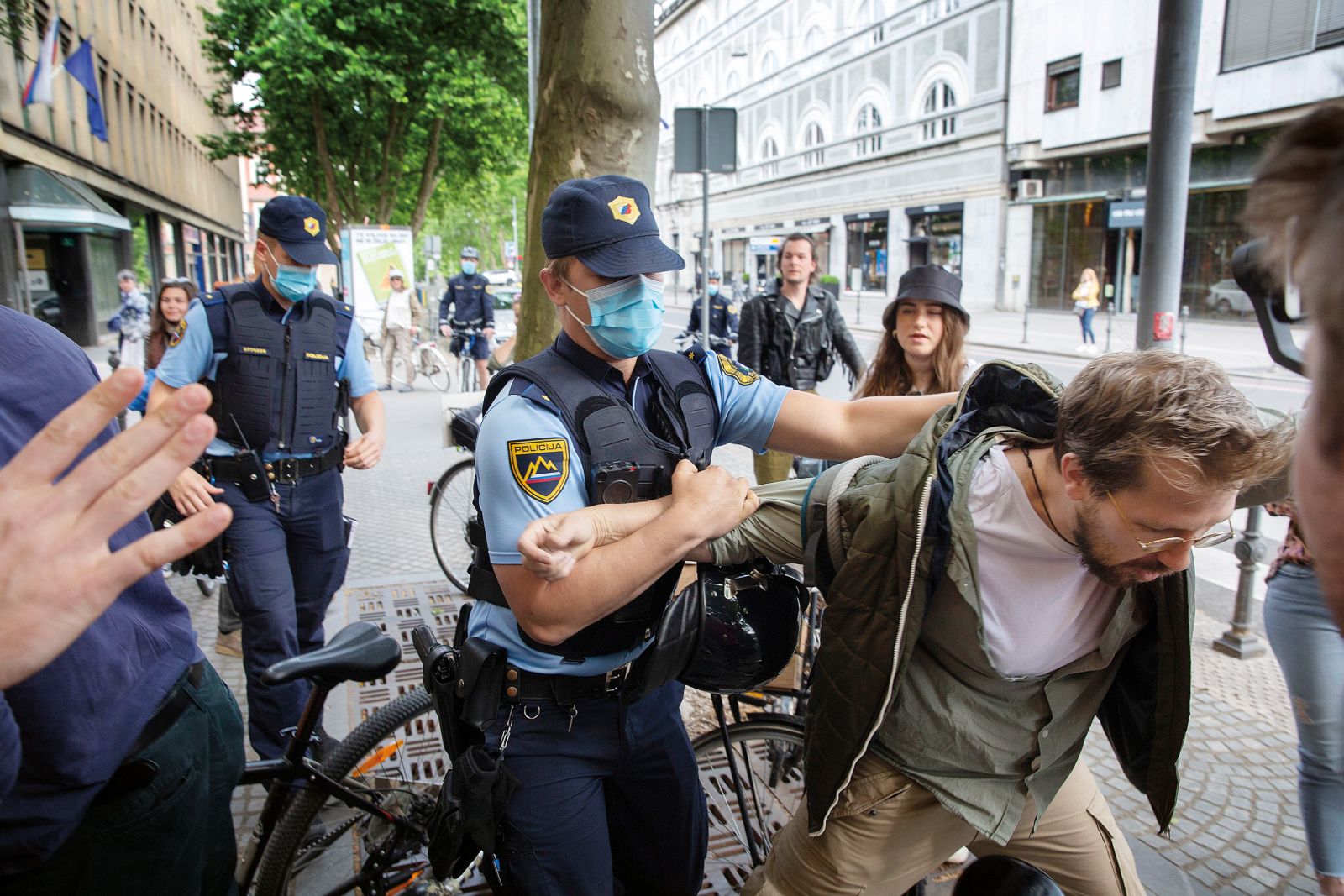 Začasno pridržanje Jaše Jenulla v času uradnega postopka, ker je po cestišču z belo kredo in velikimi črkami zapisal: »ČAS JE ZA ODSTOP!«