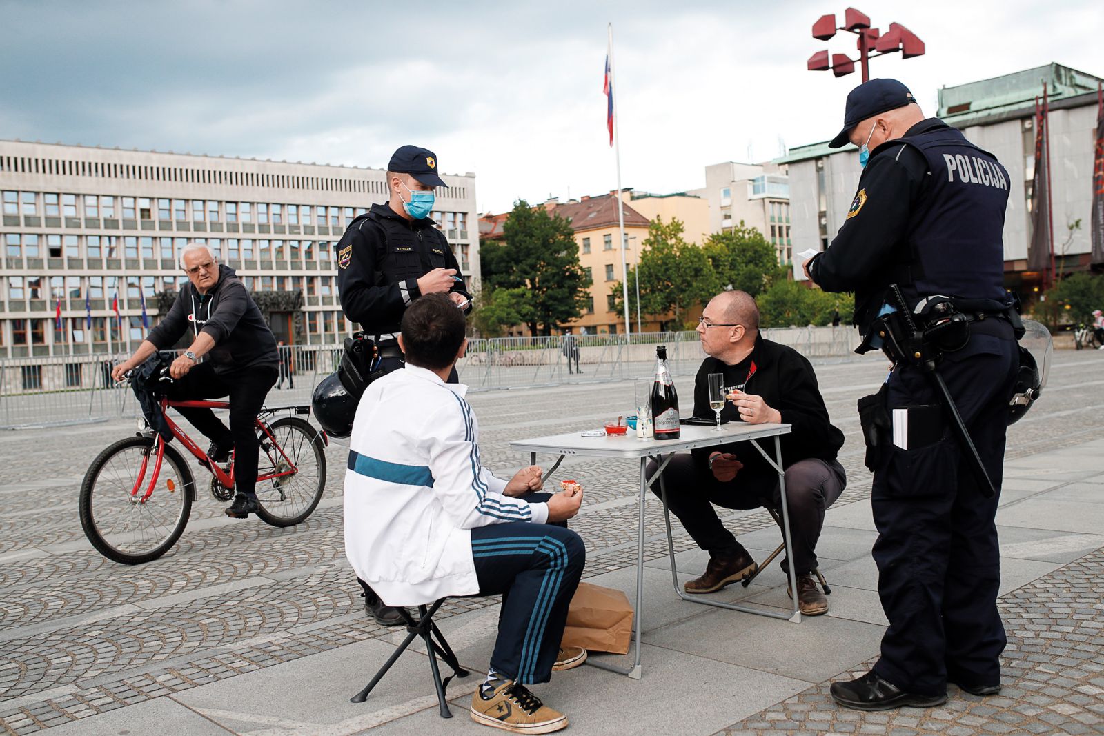 Kaviar in penina, kot se za »kaviar socialiste« spodobi. Tik pred začetkom kolesarskega protesta, 29. maj, Trg republike, Ljubljana. | Damjan Žibert, 24ur.com