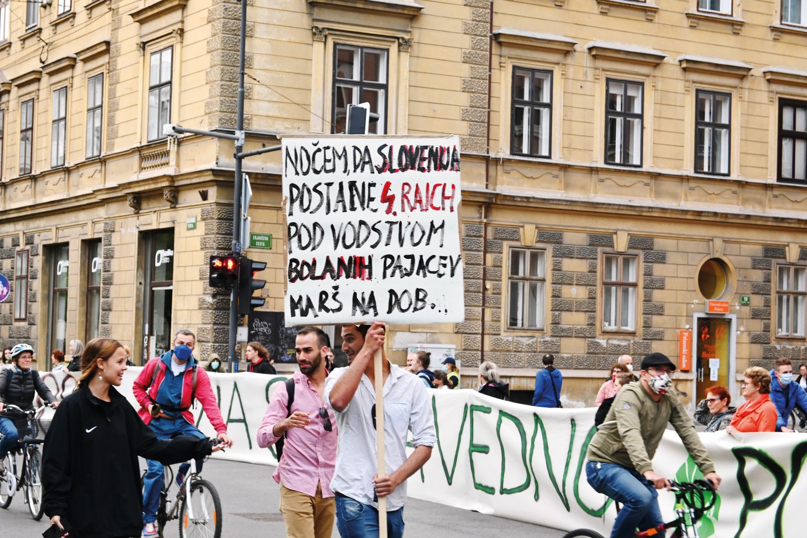 Transparent, ki ga je moral avtor po posredovanju policije odložiti na hrbtno stran pri Cankarjevem domu, češ da je njegova vsebina neprimerna. Od tam sta ga odnesla naslednja dva demonstranta.