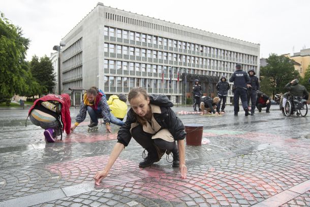 Popoldansko pisanje s kredami v dežju