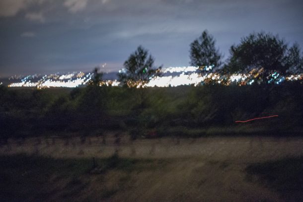 Skupina prebežnikov na poti iz BiH proti Hrvaški. Gozdna pot nad mestom Bihać vodi preko gore Plešivica na Hrvaško. Noč jim daje zavetje pred nezaželenimi pogledi