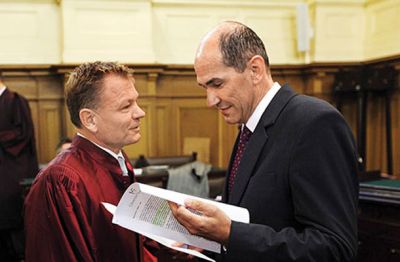 Odvetnik Franci Matoz in politik Janez Janša na sodišču 