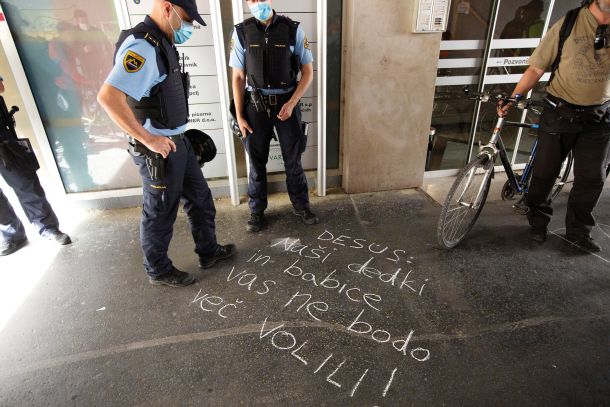 Policista ne moreta verjeti, kaj so si dovolili protestniki napisati s kredo pred sedežem stranke DeSUS. 