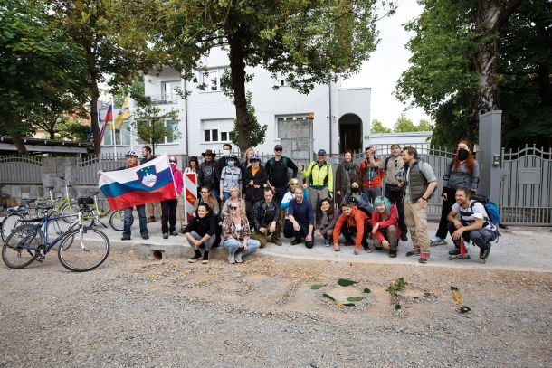 Skupina protestnikov pred sedežem SDS. Ker so jim policisti prepovedali pisati s kredo in ker so pred stavbo SDS takrat urejali cesto, so besedo »odstop« zapisali s pomočjo kamenja in listov.