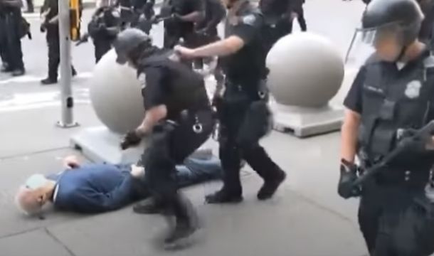 VIDEO: Policista nad starostnika 