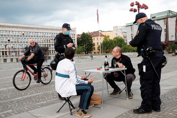 Kaviar in penina, kot se za »kaviar socialiste« spodobi. Tik pred začetkom kolesarskega protesta, 29. maj, Trg republike, Ljubljana.