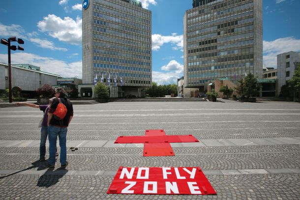»No f-fly zone over our hospitals« - akcija Protestivala na dan, ko so Slovenijo preletela vojaška letala 