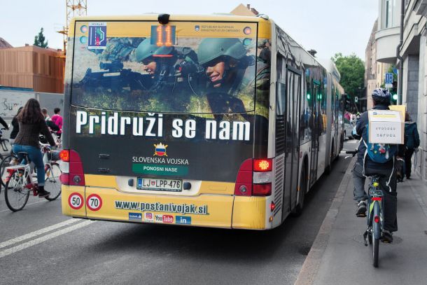 Na petkovih protestih policija po novem med demonstrante spušča tudi avtobusni promet. 