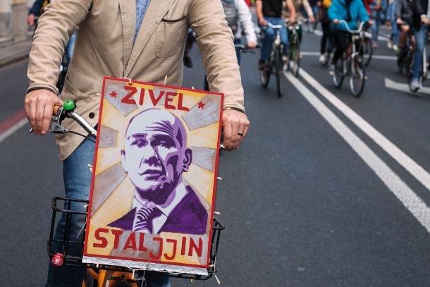 Plakat, ki ga je izdelal arheolog Dimitrij Mlekuž Vrhovnik; zaradi neprimerne vsebine plakata ga je popisala policija.
