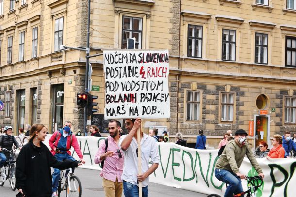 Transparent, ki ga je moral avtor po posredovanju policije odložiti na hrbtno stran pri Cankarjevem domu, češ da je njegova vsebina neprimerna. Od tam sta ga odnesla naslednja dva demonstranta. 