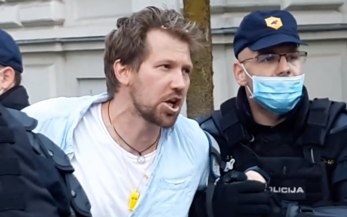 Enega od vidnejših protestnikov Jašo Jenulla so aretirali ... in še štiri druge protestnike, ki so preskočili ograjo in se nato ulegli. Policija jih je nato s silo odvlekla in jim odvzela prostost. Vseh pet protestnikov so kasneje izpustili in so zdaj že na prostosti.