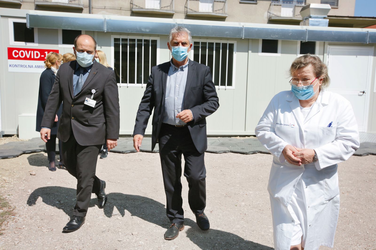 Minister Tomaž Gantar počne vse, da bi utišal svoje kritike in ustvaril vtis, da so bili ukrepi njegovega ministrstva strokovno in etično neoporečni. V bran mu je stopil celoten blok zdravniških organizacij, katerih člani so na terenu izvajali ukrepe, določene z algoritmi, ki jih je pripravil Gantarjev resor. Na drugi strani so direktorji in direktorice domov za ostarele, ki so si drznili podvomiti o teh ukrepih, sedaj tarča izrednega nadzora; izvedle ga bodo že omenjene zdravniške organizacije, iz njega pa so brez pojasnila izključili Strokovno združenje izvajalcev zdravstvene in babiške nege Slovenije. Morda gre vzrok iskati v dejstvu, da člani slednjega niso sodelovali v konzilijih, ki so opravljali sporna razvrščanja stanovalcev domov za ostarele, in bi torej lahko delovali neodvisno in neobremenjeno. 