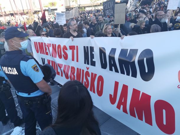 Protestniki na Trgu republike v Ljubljani